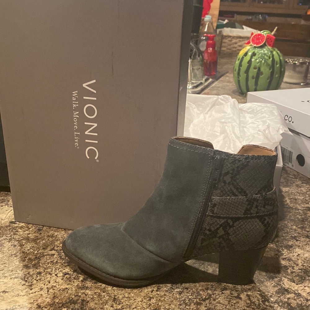 vionic suede/leather booties.